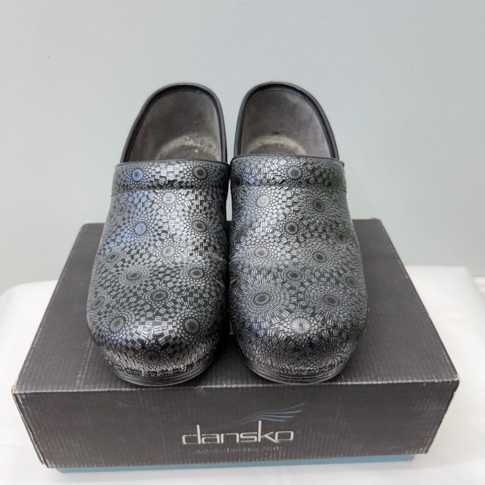 Dansko Pro XP Clogs Grey Black geometric medallion Patent Leather‎ Women's 10.5 - Picture 3 of 9